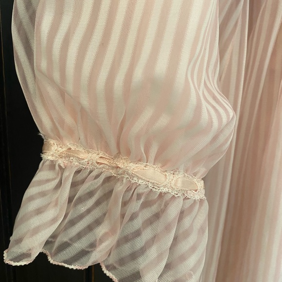 ✨SOLD✨Vintage night gown and light cover coat - Picture 4 of 6